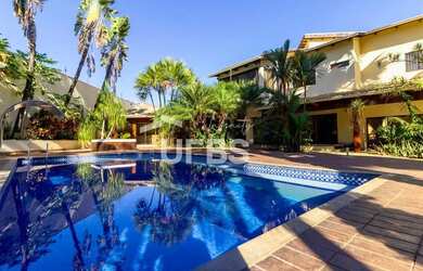 Imagem: A casa possui 4 Dormitórios, 5 Banheiros, 4 Vagas na garagem