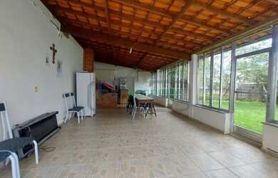 Imagem: A casa possui 4 Dormitórios, 4 Banheiros, 4 Vagas na garagem