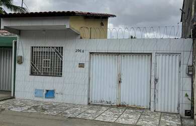 Imagem: A casa possui 2 Dormitórios, 2 Banheiros, 2 Vagas na garagem