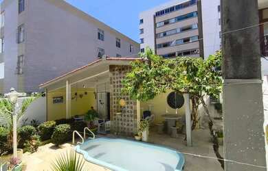 Imagem: A casa possui 3 Dormitórios, 3 Banheiros, 5 Vagas na garagem