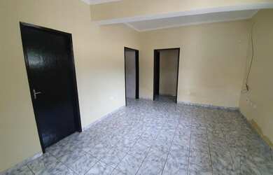 Imagem: A casa possui 3 Dormitórios, 1 Banheiro, 2 Vagas na garagem