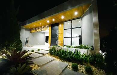 Imagem: A casa possui 3 Dormitórios, 3 Banheiros, 2 Vagas na garagem