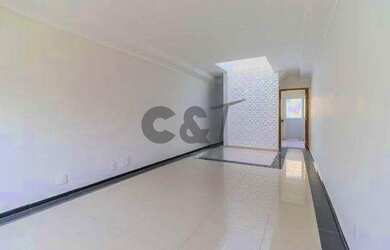 Imagem: A casa possui 3 Dormitórios, 2 Banheiros, 2 Vagas na garagem