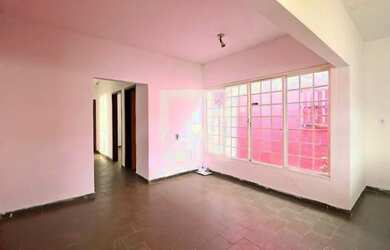 Imagem: A casa possui 5 Dormitórios, 2 Banheiros, 1 Vaga na garagem