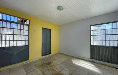 Imagem: A casa possui 3 Dormitórios, 2 Banheiros, 1 Vaga na garagem