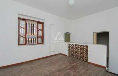 Imagem: A casa possui 4 Dormitórios, 3 Banheiros e 150m² de Área