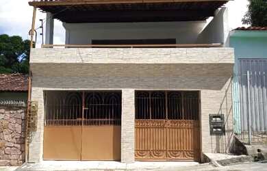 Imagem: A casa possui 3 Dormitórios, 1 Banheiro, 2 Vagas na garagem