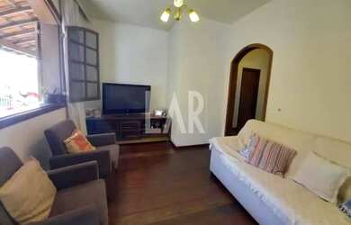 Imagem: A casa possui 3 Dormitórios, 3 Banheiros, 1 Vaga na garagem