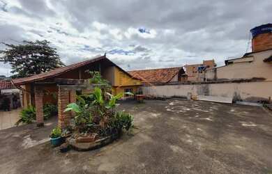 Imagem: A casa possui 3 Dormitórios, 1 Banheiro, 2 Vagas na garagem