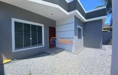 Imagem: A casa possui 3 Dormitórios, 2 Banheiros, 2 Vagas na garagem