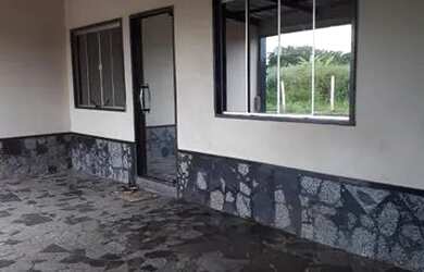 Imagem: A casa possui 2 Dormitórios, 2 Banheiros, 2 Vagas na garagem