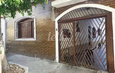 Imagem: A casa possui 3 Dormitórios, 2 Banheiros, 5 Vagas na garagem