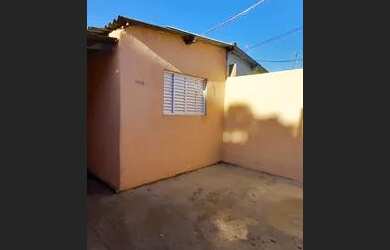 Imagem: A casa possui 3 Dormitórios, 1 Banheiro, 3 Vagas na garagem