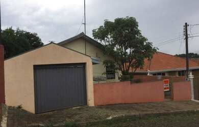 Imagem: A casa possui 2 Dormitórios, 1 Banheiro, 2 Vagas na garagem