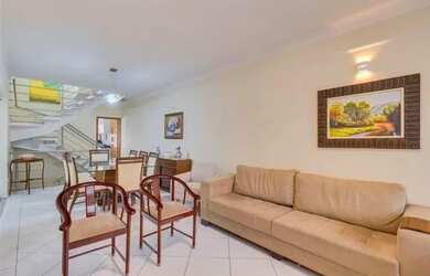 Imagem: A casa possui 4 Dormitórios, 5 Banheiros, 4 Vagas na garagem