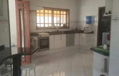 Imagem: A casa possui 4 Dormitórios, 4 Banheiros, 4 Vagas na garagem