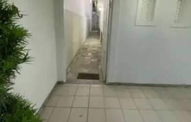 Imagem: A casa possui 3 Dormitórios, 1 Banheiro, 1 Vaga na garagem