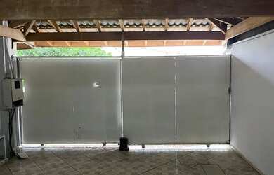 Imagem: A casa possui 2 Dormitórios, 2 Banheiros, 2 Vagas na garagem