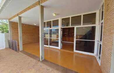 Imagem: A casa possui 3 Dormitórios, 4 Banheiros, 2 Vagas na garagem