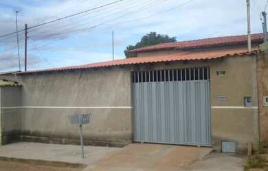 Imagem: A casa possui 4 Dormitórios, 2 Banheiros, 2 Vagas na garagem