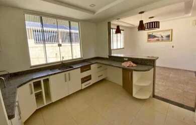 Imagem: A casa possui 3 Dormitórios, 2 Banheiros, 1 Vaga na garagem