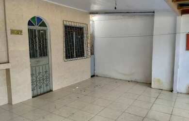 Imagem: A casa possui 2 Dormitórios, 1 Banheiro, 1 Vaga na garagem