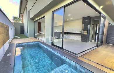 Imagem: A casa em condomínio possui 4 Dormitórios, 5 Banheiros, 2