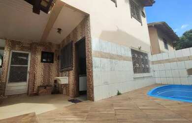 Imagem: A casa possui 4 Dormitórios, 3 Banheiros, 1 Vaga na garagem