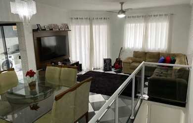 Imagem: A casa possui 3 Dormitórios, 2 Banheiros, 4 Vagas na garagem