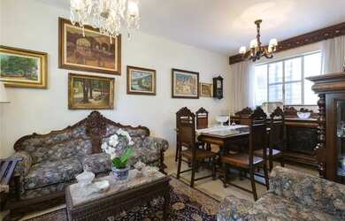 Imagem: A casa possui 5 Dormitórios, 1 Banheiro, 4 Vagas na garagem