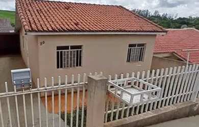 Imagem: A casa possui 2 Dormitórios, 1 Banheiro, 1 Vaga na garagem