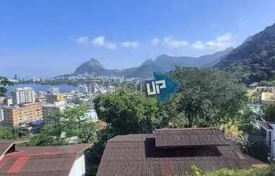 Imagem: A casa possui 3 Dormitórios, 3 Banheiros, 2 Vagas na garagem