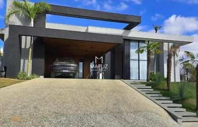 Imagem: A casa possui 4 Dormitórios, 3 Banheiros, 4 Vagas na garagem