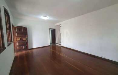 Imagem: A casa possui 4 Dormitórios, 4 Banheiros, 4 Vagas na garagem