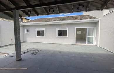 Imagem: A casa possui 3 Dormitórios, 2 Banheiros, 2 Vagas na garagem