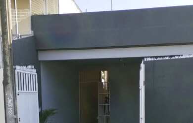 Imagem: A casa possui 2 Dormitórios, 2 Banheiros, 2 Vagas na garagem