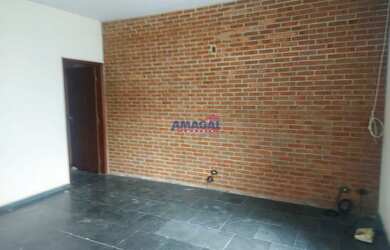 Imagem: A casa possui 2 Dormitórios, 2 Banheiros, 3 Vagas na garagem