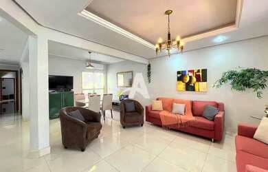 Imagem: A casa possui 4 Dormitórios, 5 Banheiros, 2 Vagas na garagem