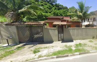 Imagem: A casa possui 3 Dormitórios, 2 Banheiros, 5 Vagas na garagem