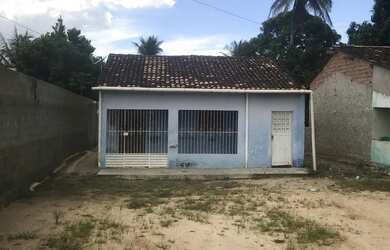 Imagem: A casa possui 3 Dormitórios, 1 Banheiro e está localizado