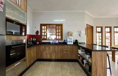 Imagem: A casa possui 3 Dormitórios, 2 Banheiros, 2 Vagas na garagem