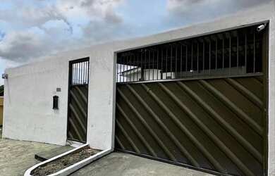 Imagem: A casa possui 3 Dormitórios, 2 Banheiros, 2 Vagas na garagem