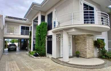 Imagem: A casa possui 4 Dormitórios, 3 Banheiros, 5 Vagas na garagem