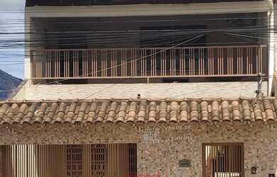 Imagem: A casa possui 2 Dormitórios, 2 Banheiros, 2 Vagas na garagem