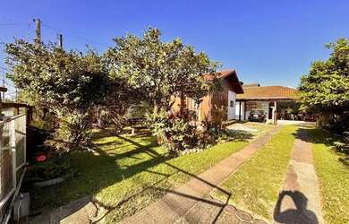 Imagem: A casa possui 4 Dormitórios, 3 Banheiros, 5 Vagas na garagem