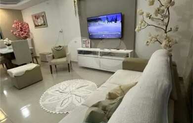 Imagem: A casa em condomínio possui 4 Dormitórios, 1 Banheiro, 2 Vagas