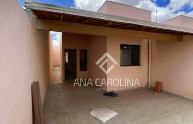 Imagem: A casa possui 3 Dormitórios, 2 Banheiros, 2 Vagas na garagem