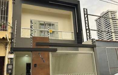 Imagem: A casa possui 4 Dormitórios, 3 Banheiros, 2 Vagas na garagem