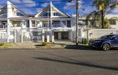 Imagem: A casa possui 4 Dormitórios, 4 Banheiros, 4 Vagas na garagem