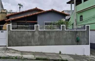 Imagem: A casa possui 2 Dormitórios, 2 Banheiros, 3 Vagas na garagem